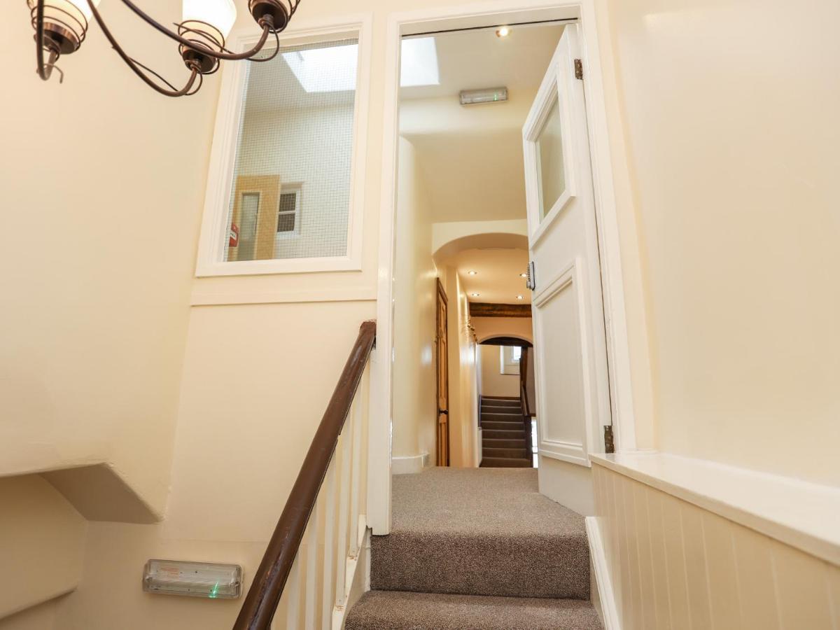 Above Deck Apartment Beaumaris Bagian luar foto